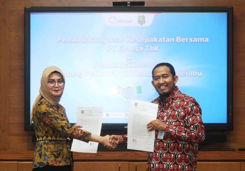 Bupati Sumenep Dr. Achmad Fauzi Wongsojudo bersama Direktur Utama PT Elnusa Tbk, Litta Indriya Ariesca menunjukkan berkas MoU. (KLIKMADURA)