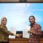 Bupati Sumenep Dr. Achmad Fauzi Wongsojudo bersama Direktur Utama PT Elnusa Tbk, Litta Indriya Ariesca menunjukkan berkas MoU. (KLIKMADURA)