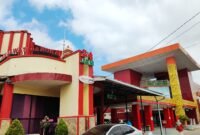 Warga berada di halaman RSUD Dr. Moh. Anwar Sumenep. (DOK. KLIKMADURA)