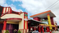 Warga berada di halaman RSUD Dr. Moh. Anwar Sumenep. (DOK. KLIKMADURA)