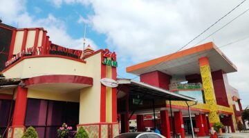 Warga berada di halaman RSUD Dr. Moh. Anwar Sumenep. (DOK. KLIKMADURA)