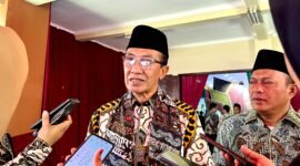 Bupati Pamekasan KH. Kholilurrahman didampingi Wabup H. Sukriyanto saat diwawancara sejumlah awak media di UIN Madura. (MOH. IQBALUL KHAVEI MZ / KLIKMADURA)