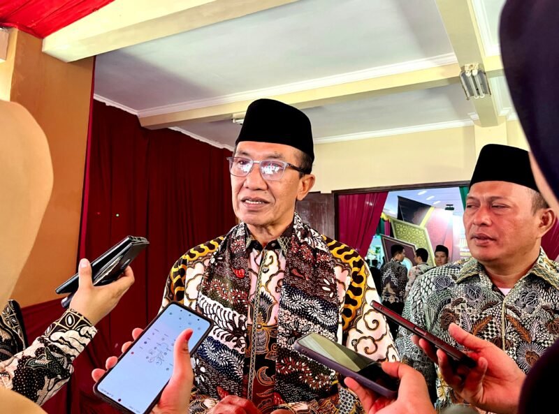 Bupati Pamekasan KH. Kholilurrahman didampingi Wabup H. Sukriyanto saat diwawancara sejumlah awak media di UIN Madura. (MOH. IQBALUL KHAVEI MZ / KLIKMADURA)