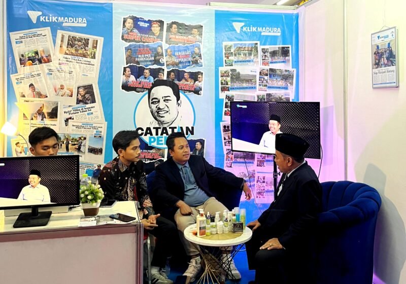 Rektor UIN Madura Dr. H. Saiful Hadi berbincang dengan Pemred Klik Madura Prengki Wirananda dan kru. (YUSRIL RAHMAN SYAKUR / KLIKMADURA)