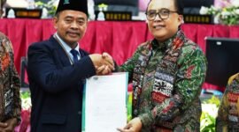 Rektor UIN Madura, Dr. H. Saiful Hadi, M.Pd foto bersama salah satu anggota tim asesor usai menandatangani berkas. (KLIKMADURA)