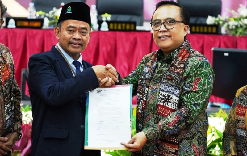 Rektor UIN Madura, Dr. H. Saiful Hadi, M.Pd foto bersama salah satu anggota tim asesor usai menandatangani berkas. (KLIKMADURA)