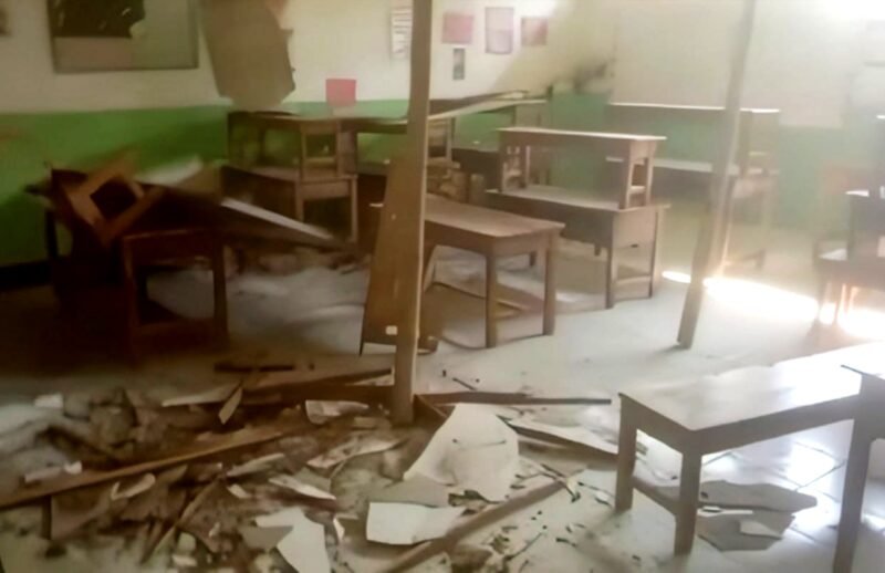 Salah satu ruang kelas SDN Bunten Barat 3, Kecamatan Ketapang yang kondisinya ambruk. (ISTIMEWA)