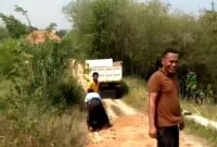 Warga Dusun Barat, Desa Gunung Kesan, Kecamatan Karangpenang, Sampang saat memperbaiki jalan rusak secara swadaya. (MUKSIN IKSAN / KLIKMADURA)