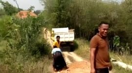 Warga Dusun Barat, Desa Gunung Kesan, Kecamatan Karangpenang, Sampang saat memperbaiki jalan rusak secara swadaya. (MUKSIN IKSAN / KLIKMADURA)