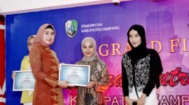Ketua TP PKK Sampang Evi Slamet Junaidi menyerahkan sertifikat apresiasi kepada perwakilan Elysia Estetika Sampang saat malam Grand Final Putra Putri Batik Sampang 2025 yang digelar di Aula Pendopo Bupati Sampang, Sabtu malam (4/10/2025). (KLIKMADURA)