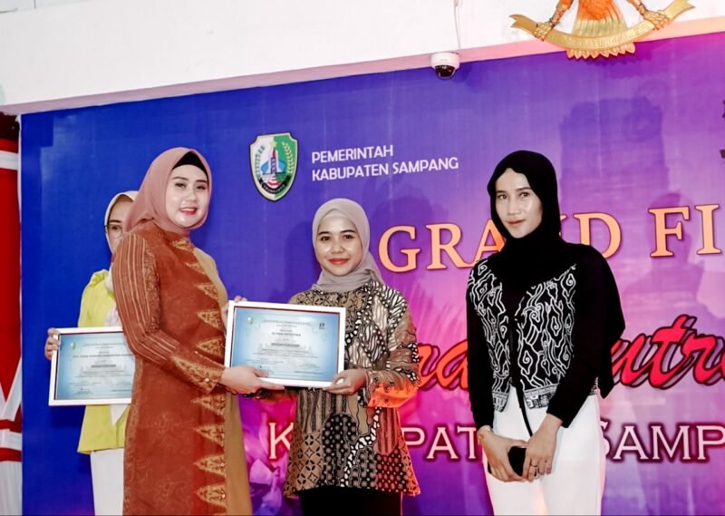 Ketua TP PKK Sampang Evi Slamet Junaidi menyerahkan sertifikat apresiasi kepada perwakilan Elysia Estetika Sampang saat malam Grand Final Putra Putri Batik Sampang 2025 yang digelar di Aula Pendopo Bupati Sampang, Sabtu malam (4/10/2025). (KLIKMADURA)