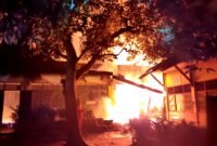 Petugas pemadam kebakaran mencoba menjinakkan api yang melalap SDN Potoan Daja 2 Pamekasan. (ISTIMEWA)