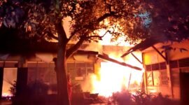 Petugas pemadam kebakaran mencoba menjinakkan api yang melalap SDN Potoan Daja 2 Pamekasan. (ISTIMEWA)