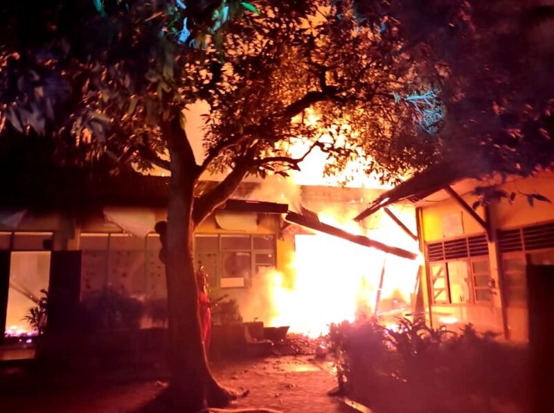 Petugas pemadam kebakaran mencoba menjinakkan api yang melalap SDN Potoan Daja 2 Pamekasan. (ISTIMEWA)