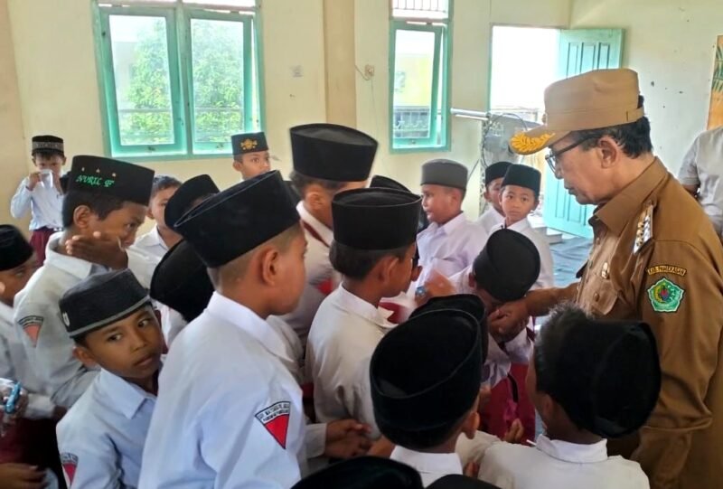 Bupati Pamekasan, KH. Kholilurrahman berada di tengah-tengah santri usai mengecek MBG di Ponpes Matsaratul Huda, Pamekasan. (MOH. IQBALUL KHAVEI MZ / KLIKMADURA)