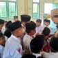 Bupati Pamekasan, KH. Kholilurrahman berada di tengah-tengah santri usai mengecek MBG di Ponpes Matsaratul Huda, Pamekasan. (MOH. IQBALUL KHAVEI MZ / KLIKMADURA)
