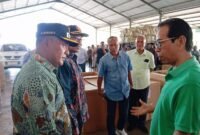 Bupati Pamekasan Dr. KH. Kholilurrahman didampingi Wabup H. Sukriyanto berbincang dengan pengusaha tembakau beberapa waktu lalu. (DOK. KLIKMADURA)