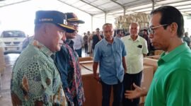 Bupati Pamekasan Dr. KH. Kholilurrahman didampingi Wabup H. Sukriyanto berbincang dengan pengusaha tembakau beberapa waktu lalu. (DOK. KLIKMADURA)