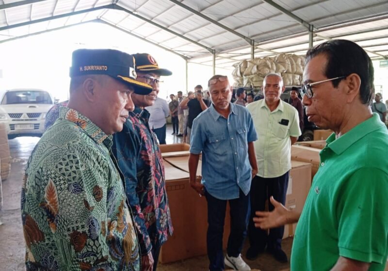 Bupati Pamekasan Dr. KH. Kholilurrahman didampingi Wabup H. Sukriyanto berbincang dengan pengusaha tembakau beberapa waktu lalu. (DOK. KLIKMADURA)
