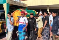 Pemred Klik Madura, Prengki Wirananda (jaket hitam) ikut mengantarkan jenazah Amilia Khairunnisa ke tempat persemayaman di Desa Prenduan, Kecamatan Pragaan, Kabupaten Sumenep. (BADRUS SOLEH / KLIKMADURA)