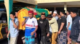 Pemred Klik Madura, Prengki Wirananda (jaket hitam) ikut mengantarkan jenazah Amilia Khairunnisa ke tempat persemayaman di Desa Prenduan, Kecamatan Pragaan, Kabupaten Sumenep. (BADRUS SOLEH / KLIKMADURA)