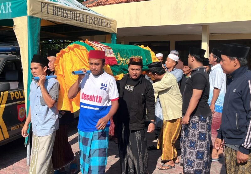 Pemred Klik Madura, Prengki Wirananda (jaket hitam) ikut mengantarkan jenazah Amilia Khairunnisa ke tempat persemayaman di Desa Prenduan, Kecamatan Pragaan, Kabupaten Sumenep. (BADRUS SOLEH / KLIKMADURA)