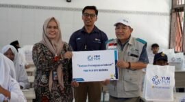 Manajer YBM PLN UP3 Madura Aziz didampingi anggota PLN UP3 Madura Iral Mohammad menyerahkan secara simbolis bantuan alat tulis kepada Kepala SRMP 29 Pamekasan, Aisyah Minarni Mukti. (YUSRIL RAHMAN SYAKUR / KLIKMADURA)