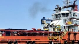 Penampakan kapal yang diduga milik PT. KEI diusir oleh Aliansi Nelayan Kangean. (ISTIMEWA)