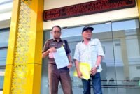 Paman ahli waris, Mohammad Andra Setyabudi (baju coklat) didampingi saudaranya menunjukkan surat terima laporan. (MOH. IQBALUL KHAVEI MZ / KLIKMADURA)