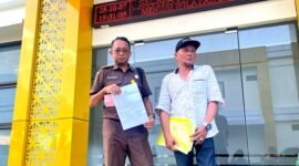 Paman ahli waris, Mohammad Andra Setyabudi (baju coklat) didampingi saudaranya menunjukkan surat terima laporan. (MOH. IQBALUL KHAVEI MZ / KLIKMADURA)