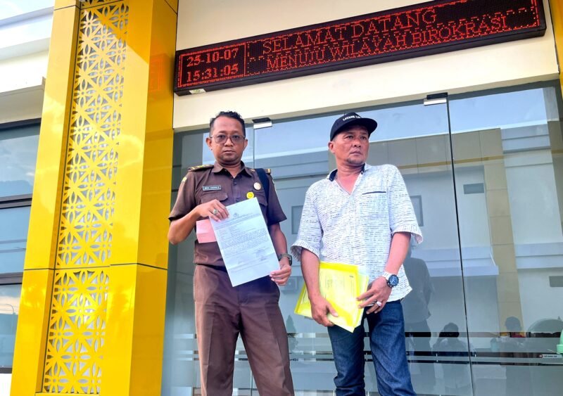 Paman ahli waris, Mohammad Andra Setyabudi (baju coklat) didampingi saudaranya menunjukkan surat terima laporan. (MOH. IQBALUL KHAVEI MZ / KLIKMADURA)
