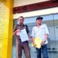 Paman ahli waris, Mohammad Andra Setyabudi (baju coklat) didampingi saudaranya menunjukkan surat terima laporan. (MOH. IQBALUL KHAVEI MZ / KLIKMADURA)