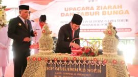Wagub Jatim Emil Elestianto Dardak didampingi Bupati Sampang H. Slamet Junaidi tabur bunga di makam mantan Gubernur Jatim RP. Moh. Noer. (IBNU ANSORI / KLIKMADURA)