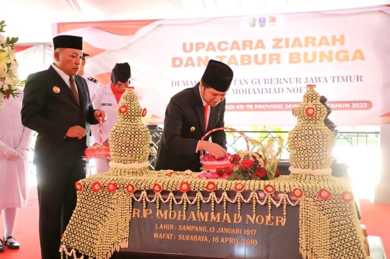 Wagub Jatim Emil Elestianto Dardak didampingi Bupati Sampang H. Slamet Junaidi tabur bunga di makam mantan Gubernur Jatim RP. Moh. Noer. (IBNU ANSORI / KLIKMADURA)