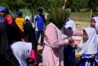 Suasana panik di SDN Kalowang V, Kecamatan Gayam, Pulau Sepudi akibat terjadi gempa. (ISTIMEWA)