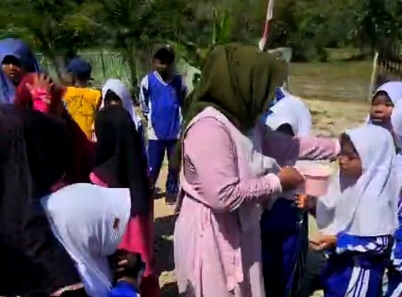 Suasana panik di SDN Kalowang V, Kecamatan Gayam, Pulau Sepudi akibat terjadi gempa. (ISTIMEWA)
