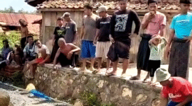 Warga Dusun Gunung Timur, Desa Gunung Kesan, Kecamatan Karang Penang, Kabupaten Sampang saat memperbaiki jalan dengan dana swadaya. (ISTIMEWA)