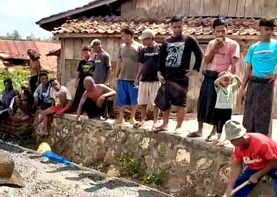 Warga Dusun Gunung Timur, Desa Gunung Kesan, Kecamatan Karang Penang, Kabupaten Sampang saat memperbaiki jalan dengan dana swadaya. (ISTIMEWA)