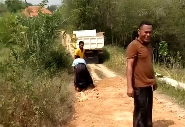 Warga Desa Gunung Kesan, Kecamatan Karang Penang, Sampang, saat melakukan perbaikan secara swadaya. (ISTIMEWA)