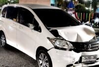Kondisi mobil Honda Freed bernopol L 1480 JO yang mengalami kecelakaan tunggal. (MUKSIN IKSAN / KLIKMADURA)