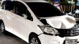 Kondisi mobil Honda Freed bernopol L 1480 JO yang mengalami kecelakaan tunggal. (MUKSIN IKSAN / KLIKMADURA)
