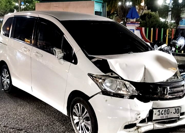 Kondisi mobil Honda Freed bernopol L 1480 JO yang mengalami kecelakaan tunggal. (MUKSIN IKSAN / KLIKMADURA)