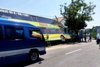 Kondisi bus Gunung Harta yang mengalami kecelakaan di Jalan Raya Camplong, Kabupaten Sampang. (KLIKMADURA)
