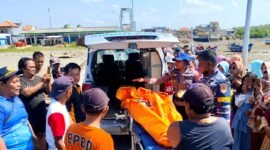 Jenazah MrX saat dievakuasi dari area Pantai Branta Pesisir menuju RSUD Smart Pamekasan. (ISTIMEWA)
