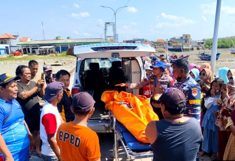 Jenazah MrX saat dievakuasi dari area Pantai Branta Pesisir menuju RSUD Smart Pamekasan. (ISTIMEWA)