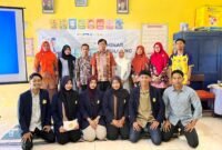 Mahasiswa KKNT UTM foto bersama pemateri dan kepala sekolah usai menggelar seminar. (ISTIMEWA)