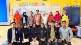 Mahasiswa KKNT UTM foto bersama pemateri dan kepala sekolah usai menggelar seminar. (ISTIMEWA)