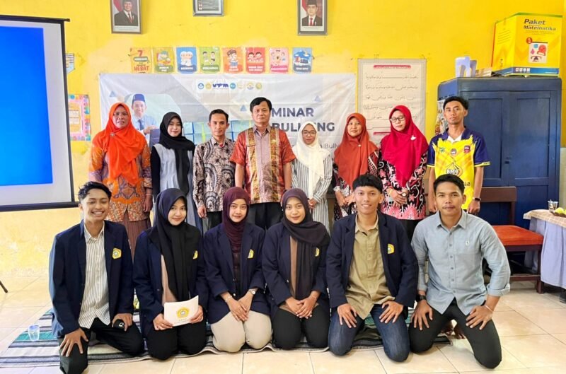 Mahasiswa KKNT UTM foto bersama pemateri dan kepala sekolah usai menggelar seminar. (ISTIMEWA)