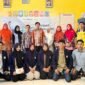 Mahasiswa KKNT UTM foto bersama pemateri dan kepala sekolah usai menggelar seminar. (ISTIMEWA)