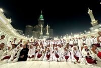 Jamaah umrah PT. Menara Internusa foto bersama di depak Kakbah usai melaksanakan serangkaian ibadah umrah.